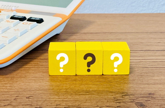 電卓と「？」が書かれた黄色いブロック3つ