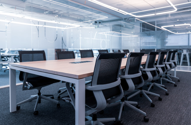 オフィスチェアと会議室