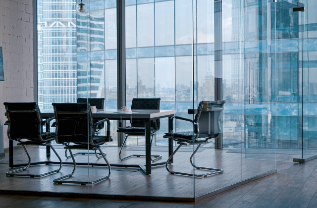 ガラス張りの会議室とオフィスチェア