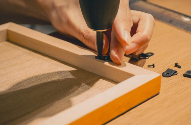 木材にビスを打つインパクトドライバー