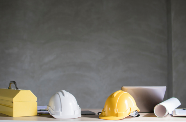 ヘルメットとパソコン