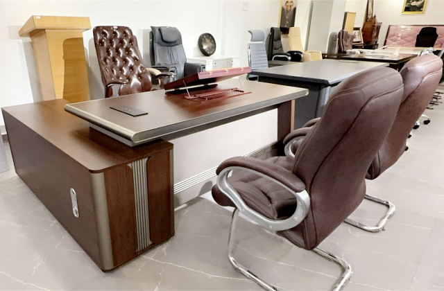 統一感のあるオフィスの会議室