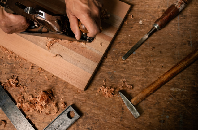 鉋を使って作業をしている人