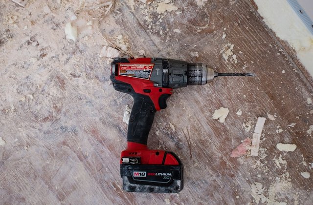 木材の上に置かれた電動ドリル