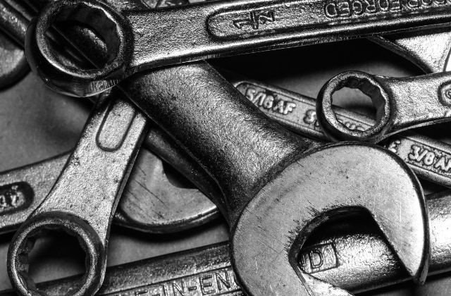 レンチとスパナ