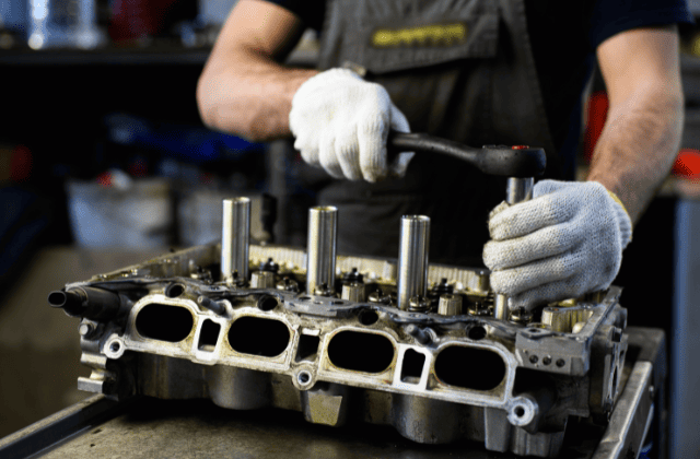 ラチェットを使用しながら作業をする男性の手元