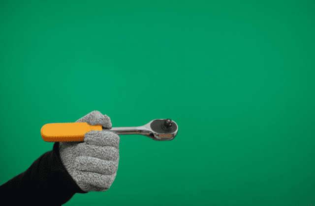 軍手をしてラチェットを持つ手