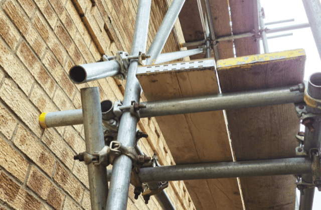 壁つなぎが設置されている足場