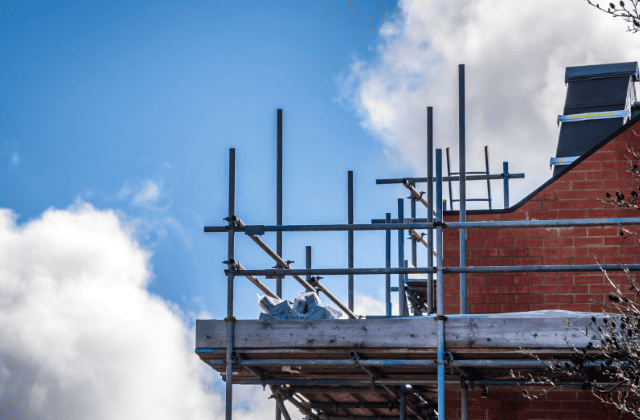 足場が組んである様子