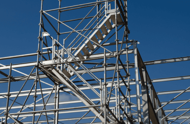 足場が組んである様子