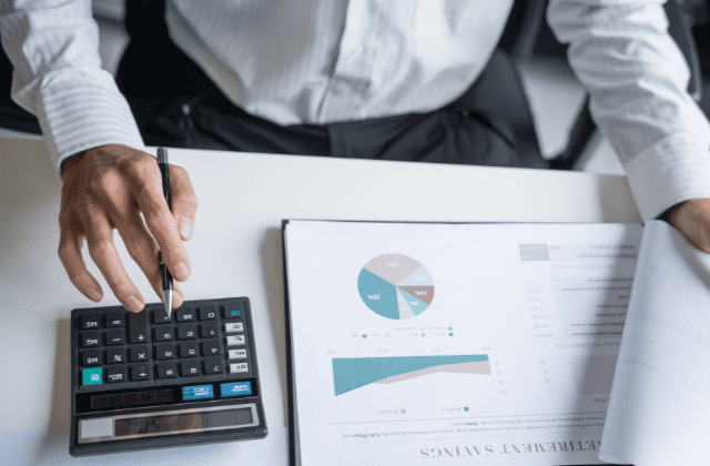 グラフを見ながら電卓をたたく様子