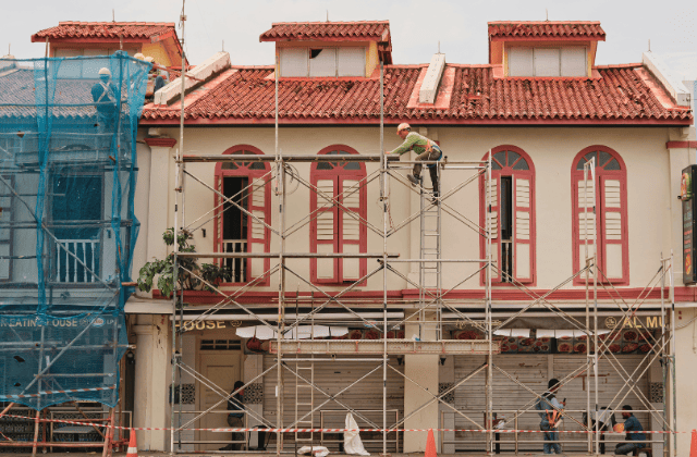 足場を組んで工事している様子