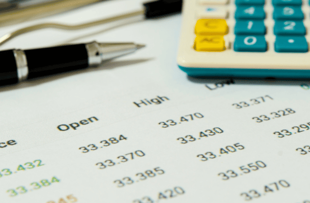 数字が書いてある紙と電卓