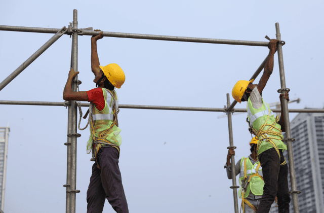 ヘルメットを着けて作業している様子