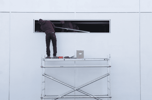 足場を使用して作業している様子