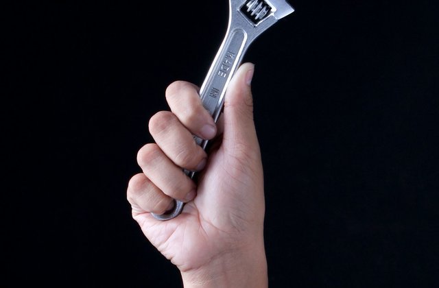 レンチを持った手